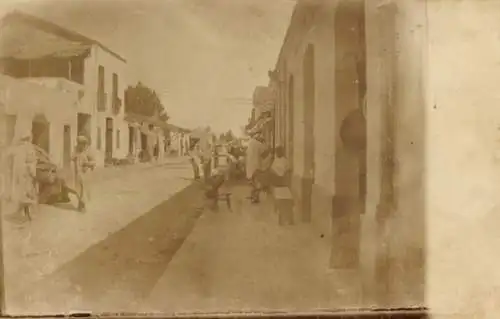 Foto Ak Frankreich, Straße, Passanten, Häuser