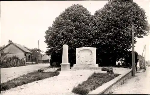 Foto Frankreich, Ehrenmal, Bäume, Wohnhaus