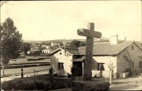 Foto Ak Frankreich?, Wohnhaus, Kreuz, Leiter