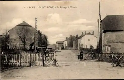 Ak Pouru Saint Rémy Ardennes, Bahnübergang