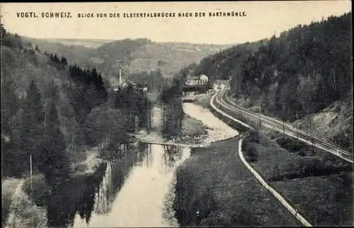 Ak Barthmühle Pöhl im Vogtland, Blick von Elstertalbrücke nach der Barthmühle