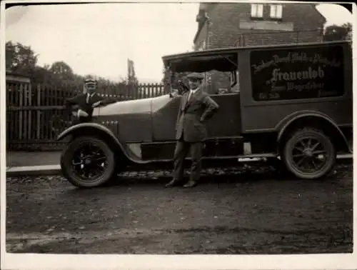 Foto Zwei Männer am Auto, Werbung, Firma Frauenlob von Hans Wagenführer