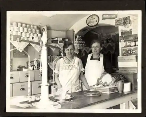 Foto Zwei Frauen an der Theke, Porträt, Geschäft, Waage, Handel, Jahr 1931