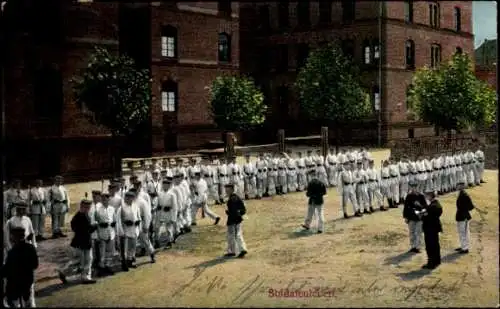 Ak Soldatenleben, Soldaten auf dem Exerzierplatz, Kasernenhof