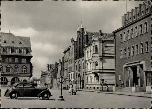 Ak Stralsund, Alter Markt mit Blick in die Mühlenstraße, Straßenszene, Auto