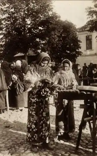 Ak Rumänien, Am Markttage, Frauen in Volkstrachten