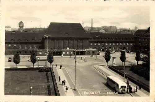 Ak Gliwice Gleiwitz Oberschlesien, Bahnhof, Vorplatz, Bus