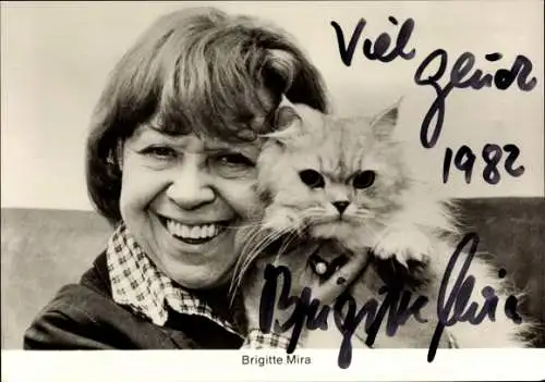 Ak Schauspielerin und Sängerin Brigitte Mira, Portrait mit Katze, Autogramm