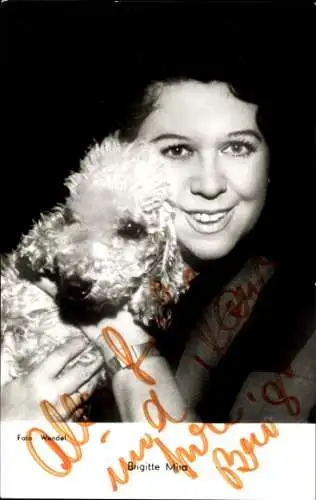 Ak Schauspielerin Brigitte Mira, Portrait, Hund, Autogramm