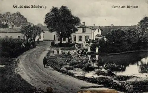 Ak Sünderup Tarup Flensburg in Schleswig Holstein, Dorfteich, Straße