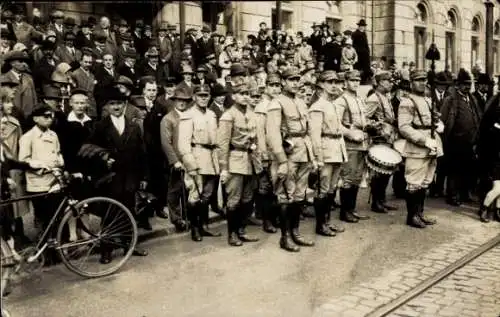 Foto Fest, Militär-Orchester, Männer in Uniformen, Fahrrad