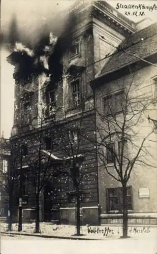 Foto Ak Berlin, Weimarer Republik, Straßenkämpfe 1910, Brennendes Haus, Marstall