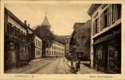 Ak Lörrach in Baden, Straßenpartie beim Gymnasium, Straßenbahn, Drogerie