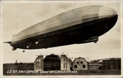 Ak Friedrichshafen, Luftschiff LZ 127 Graf Zeppelin über der Luftschiffhalle