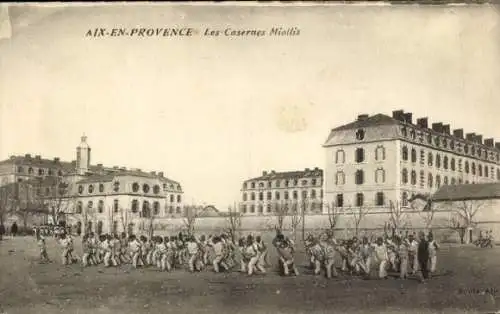 Ak Aix en Provence Bouches du Rhône, Les Casernes Miollis, Soldaten bei der Übung