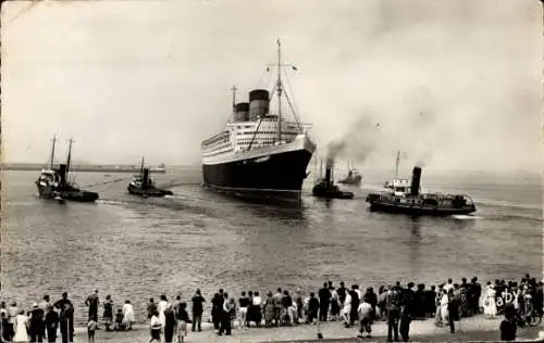 Ak Cherbourg Manche, Die Königin Elisabeth verlässt den Quai de France