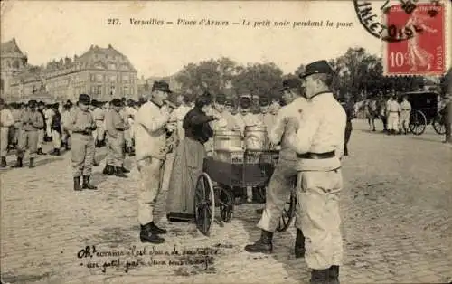 Ak Versailles Yvelines, Exerzierplatz, Soldaten pausieren, Essensversorgung