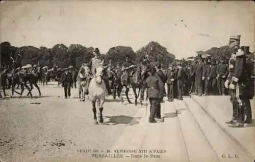 Ak Versailles Yvelines,  Besuch seiner Majestät Alphonse XIII, Der König zu Pferde im Park