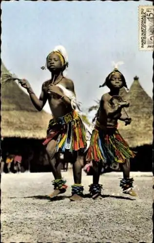 Ak Africa in Colors, tanzende Kinder in Tracht