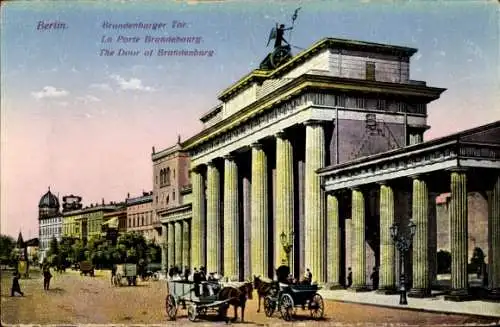 Ak Berlin Mitte, Brandenburger Tor, Pferdekutschen