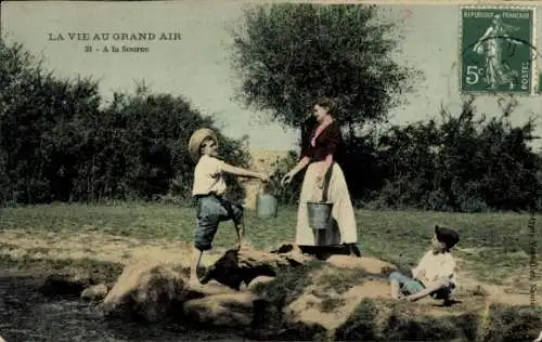 Ak Frankreich, Frau mit Kindern am Fluss, Wasserschöpfung, Eimer