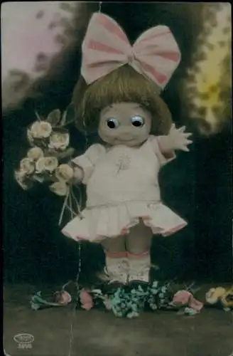Material Ak Puppe mit Blumenstrauß, Plastikaugen