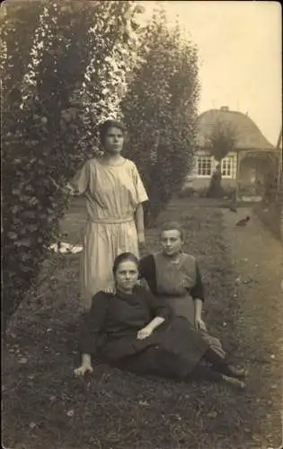 Foto Ak Bielefeld in Nordrhein Westfalen, drei junge Frauen im Garten