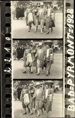 Foto Ak Bad Pyrmont in Niedersachsen, vier Frauen beim Spaziergang 1928, Negativ