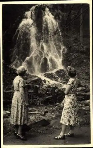 Foto Ak Bad Harzburg am Harz, Radauwasserfall, zwei Frauen, um 1955