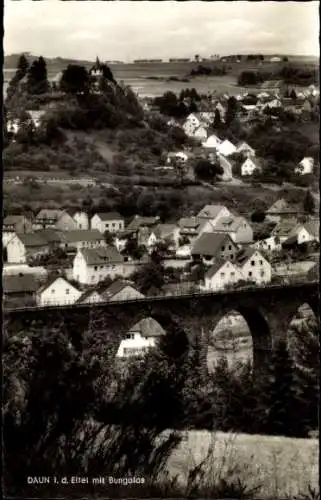 Ak Daun in der Eifel, Bungalos, Brücke