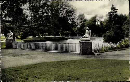 Ak Wilhelmshaven an der Nordsee, Hein und Grete im Kurpark, Brücke, Skulpturen, Anlage