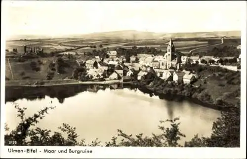 Ak Ulmen in der Eifel, Gesamtansicht, Maar, Burgruine, Kirche