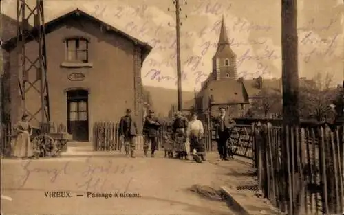 Ak Vireux Ardennes, Gruppenbild am Bahnübergang