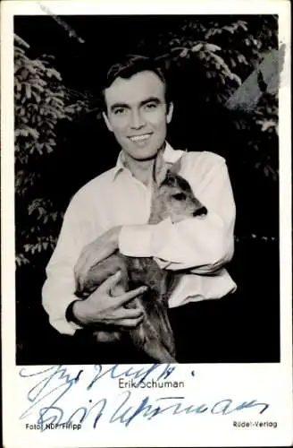 Ak Schauspieler Erik Schumann, Portrait mit Rehkitz