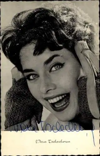 Ak Schauspielerin Vera Tschechowa, Portrait,  Das Mädchen mit den Katzenaugen, Autogramm