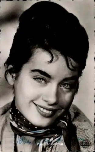 Ak Schauspielerin Vera Tschechowa, Portrait, Der Arzt von Stalingrad, Autogramm