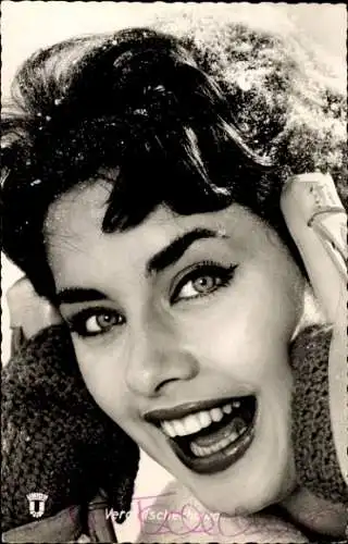 Ak Schauspielerin Vera Tschechowa, Portrait, Film Das Mädchen mit den Katzenaugen, Autogramm