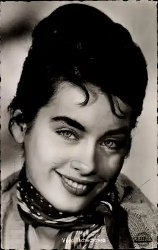 Ak Schauspielerin Vera Tschechowa, Portrait, Der Arzt von Stalingrad, Autogramm