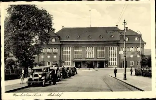 Ak Neunkirchen Saar, Blick auf den Bahnhof, Straßenseite, Autos