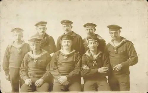 Foto Ak Liepaja Libau Lettland, Deutsche Marinesoldaten in Uniformen, Kaiserzeit