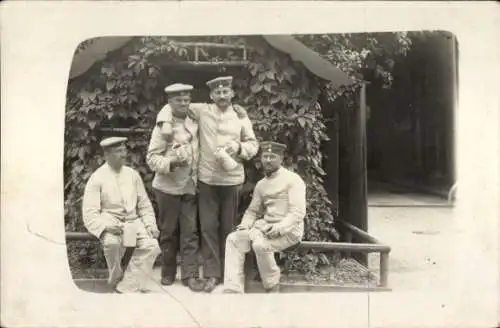 Foto Ak Deutsche Soldaten in Uniformen, Bierkrüge