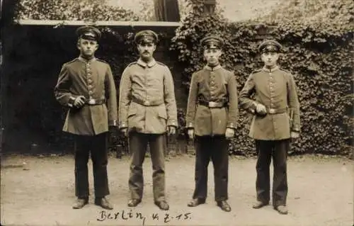 Foto Ak Berlin, Deutsche Soldaten in Uniformen, I WK