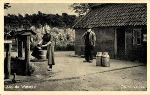 Ak Op de Veluwe, Niederländische Volkstrachten, aan de Waterput