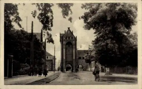 Ak Templin in der Uckermark, Straßenpartie mit Blick auf das Berliner Tor