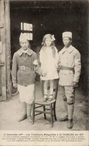 Ak La Tremblade Charente Maritime, Les Tirailleurs Malgaches 1917, Soldaten, Mädchen, Portrait