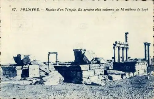 Ak Palmyra Syrien, Ruines d'un temple, En arriere plan, colonnes de 18 metres de haut