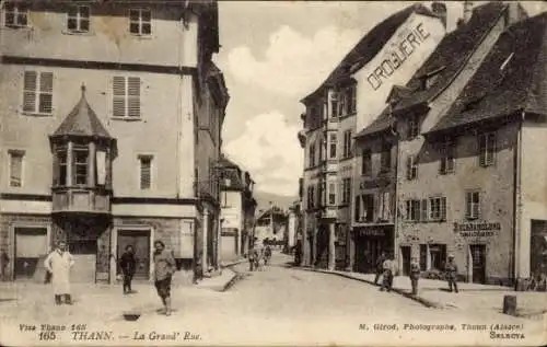 Ak Thann Elsass Haut Rhin, La Grand' Rue, Straßenpartie, Buchhandlung