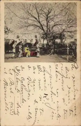 Ak Japanerinnen in Volkstrachten, Spaziergang, Baum, Sonnenschirme