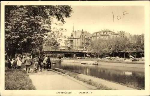 Ak Saarbrücken im Saarland, Ufer, Spaziergänger, Brücke, Boote