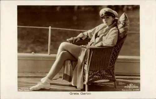 Ak Schauspielerin Greta Garbo, Portrait, Kapitänsmütze, Ross 4527/3